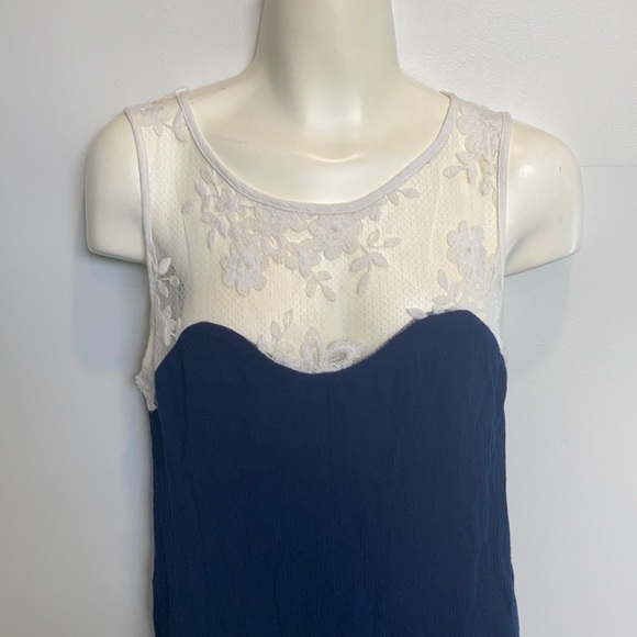 🌸 3/$20 Paper Crane blue and white lace top - Picture 5 of 14